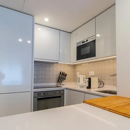 Stunning W/ Free Parking By Lovelystay Apartment