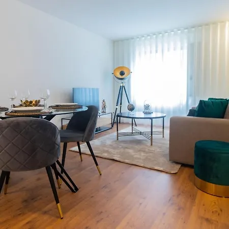 Apartment Stunning W/ Free Parking By Lovelystay *